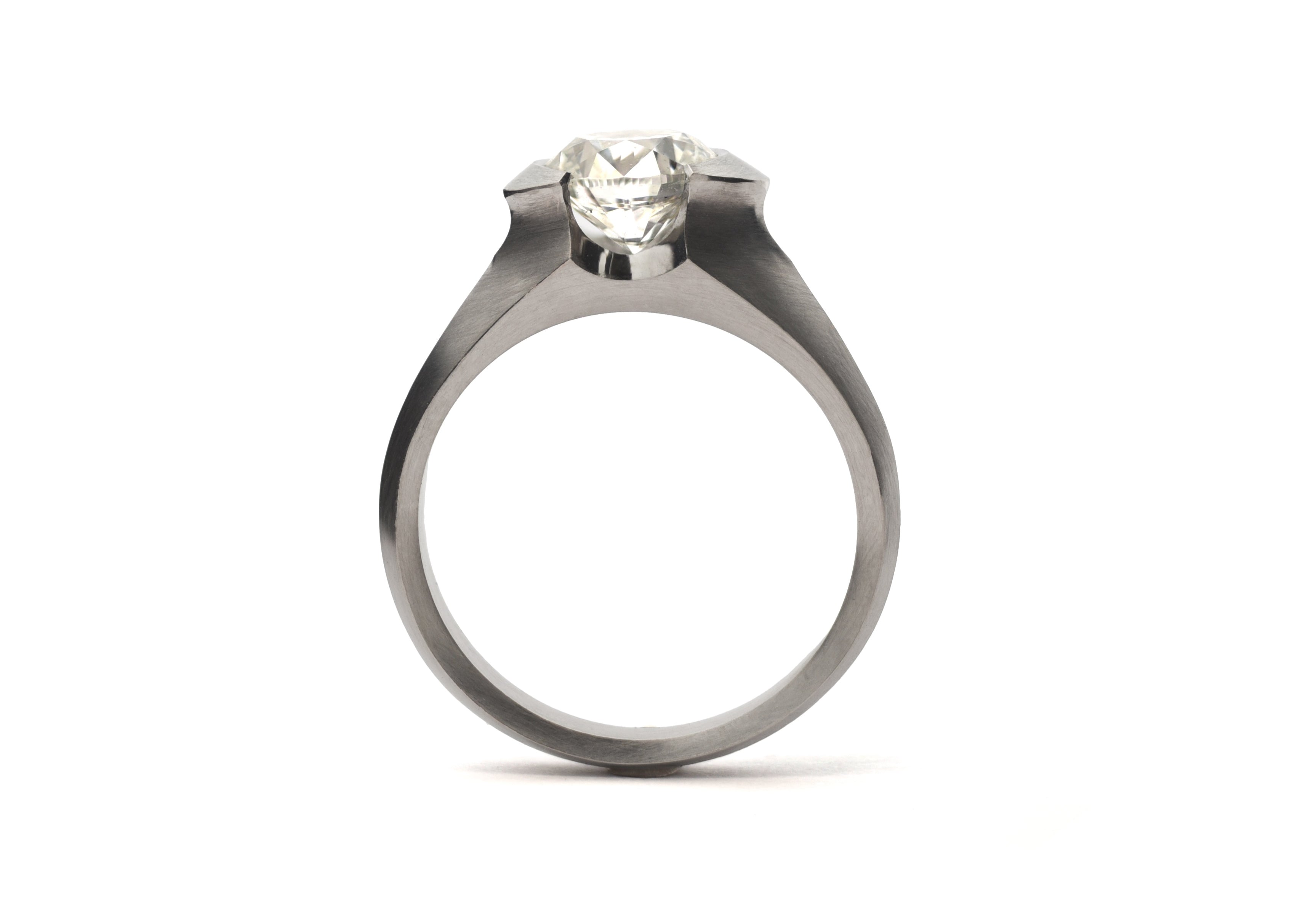 Platinum Round Diamond Arris Ring