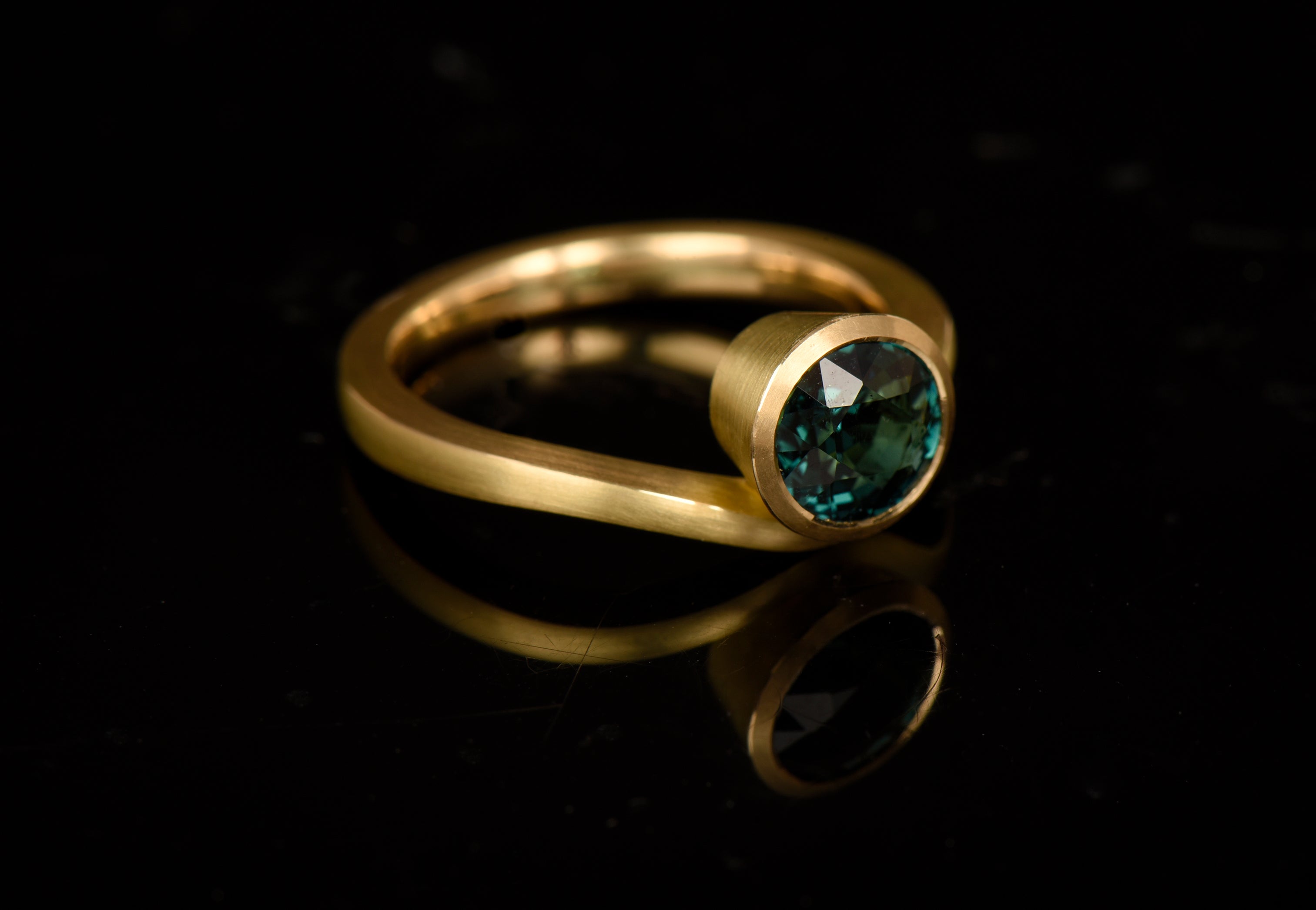 18ct Yellow Gold Teal Tourmaline Balance Ring