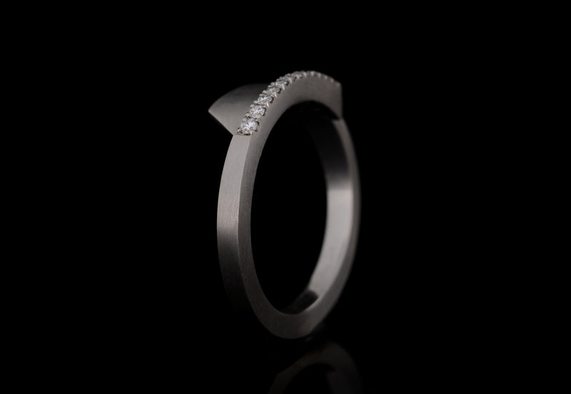 Overlap castelle set white diamond and platinum engagement ring