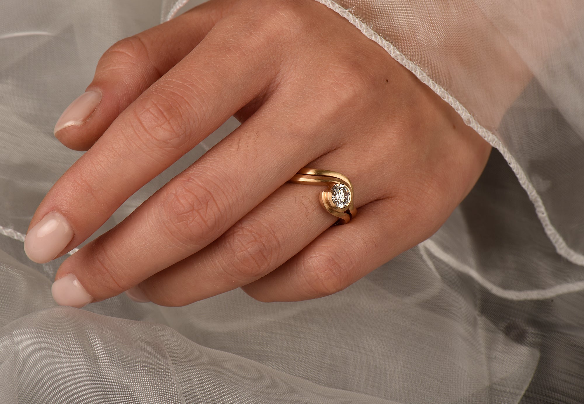 Soft Curve Smooth Fitted Wave Wedding Band