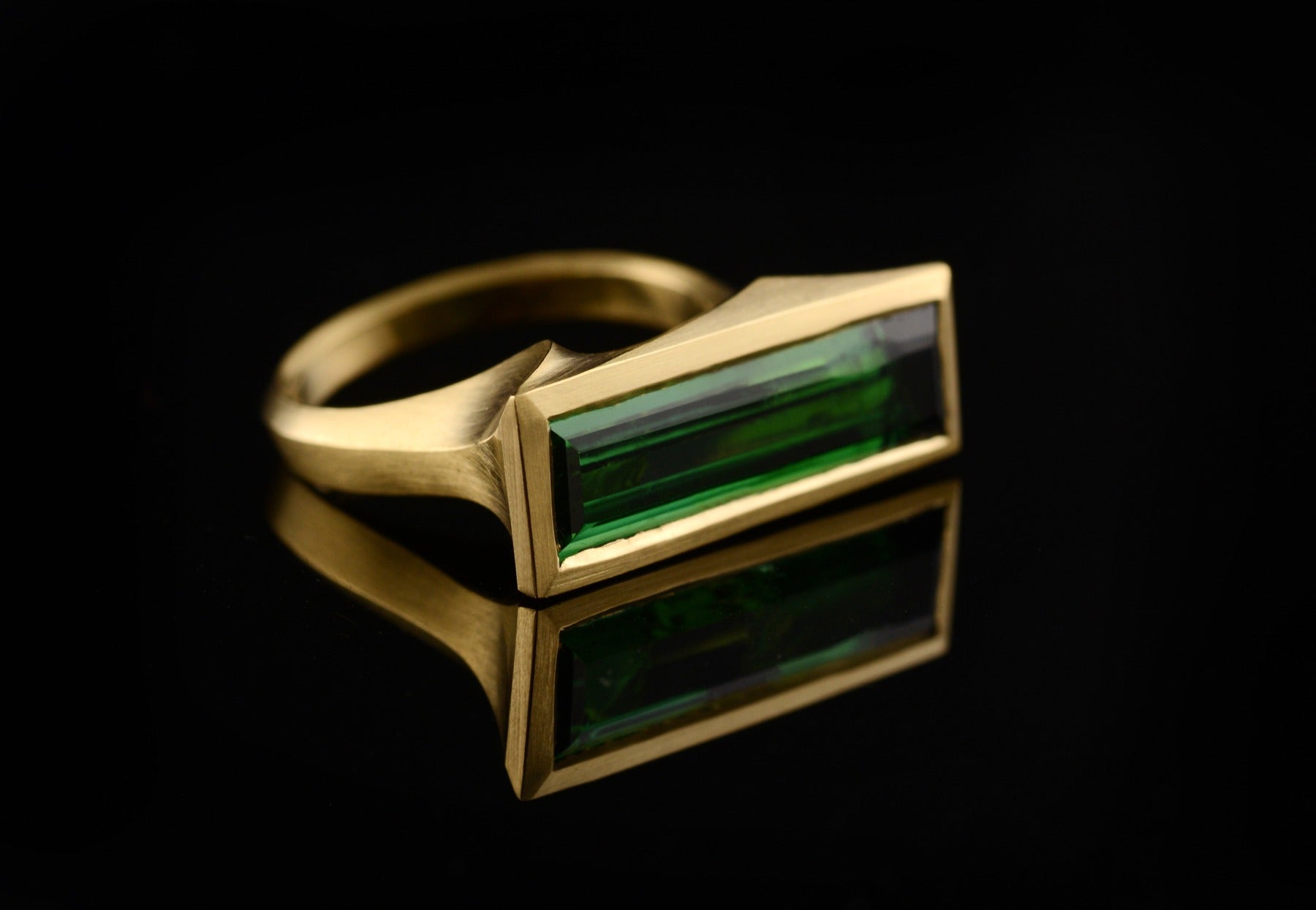 Arris baguette green tourmaline and yellow gold ring