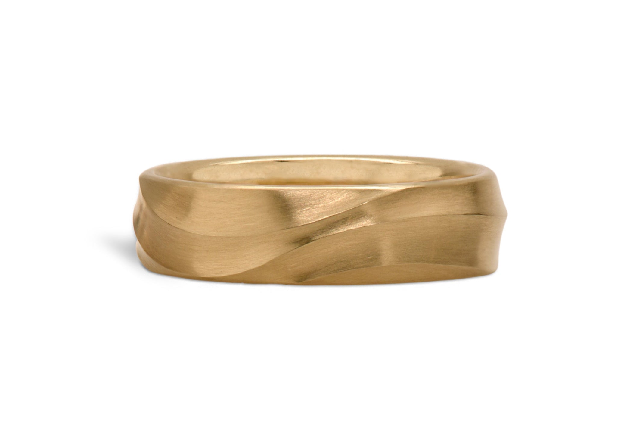wavy carved men's wedding band in 18ct gold