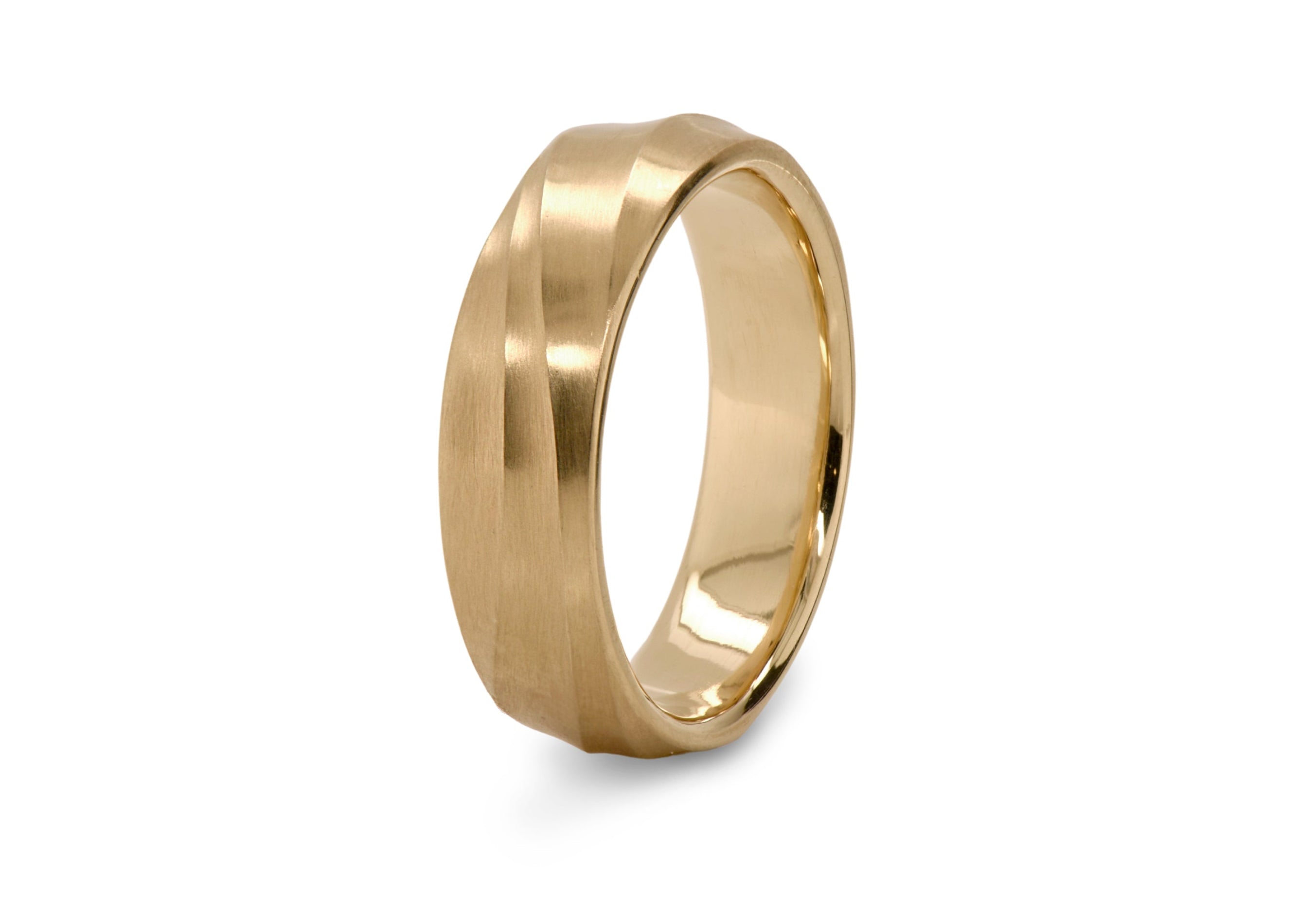 carved wavy men's wedding ring in 18ct gold