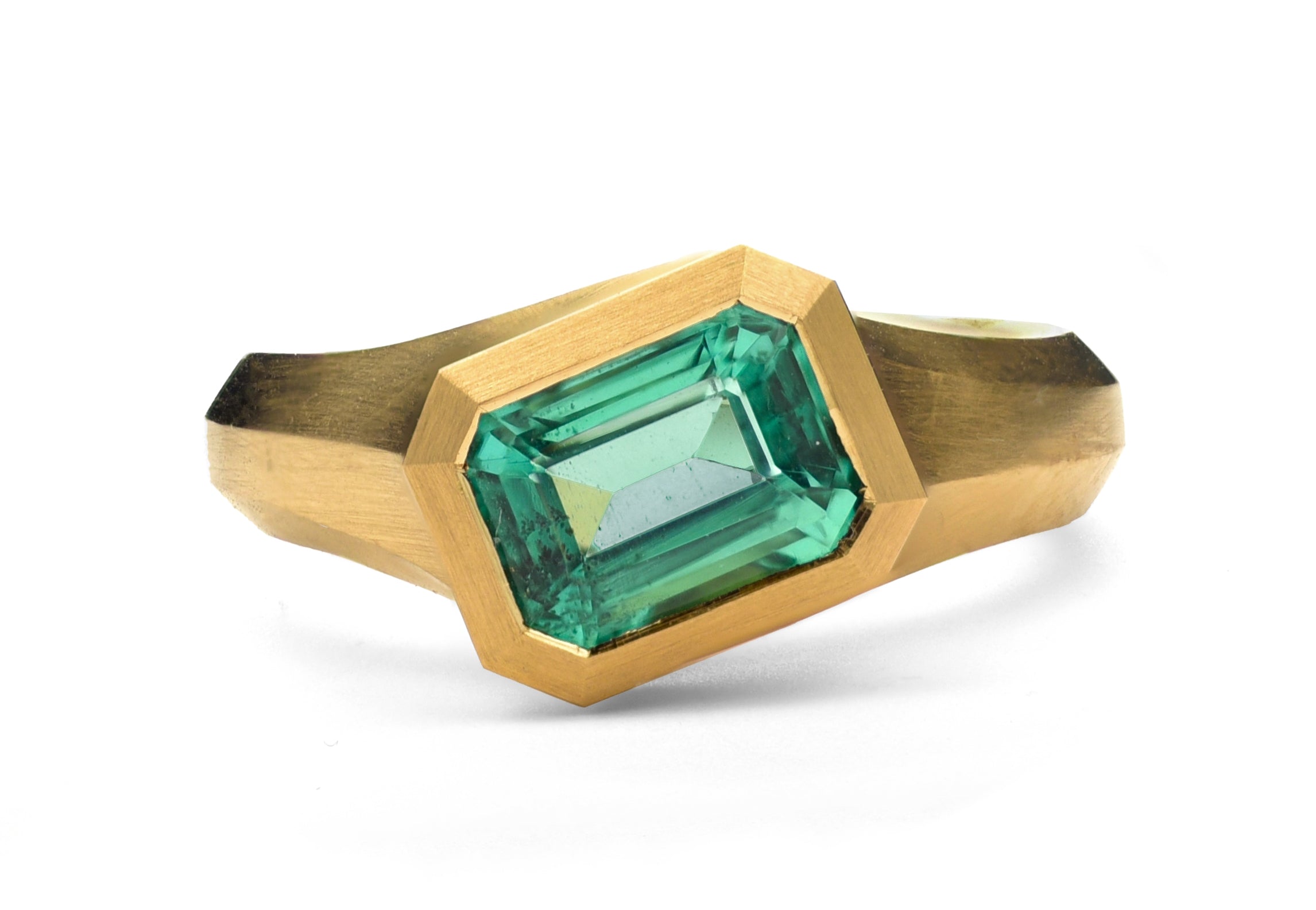 18ct Yellow Gold Mint Emerald Arris Ring